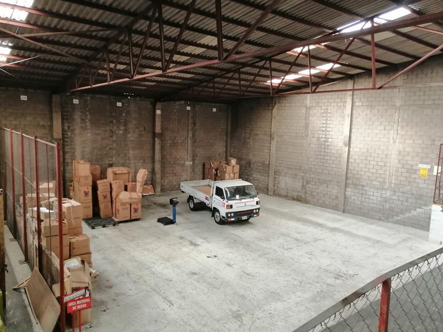 Área amplia de bodega para una casa completa u oficina